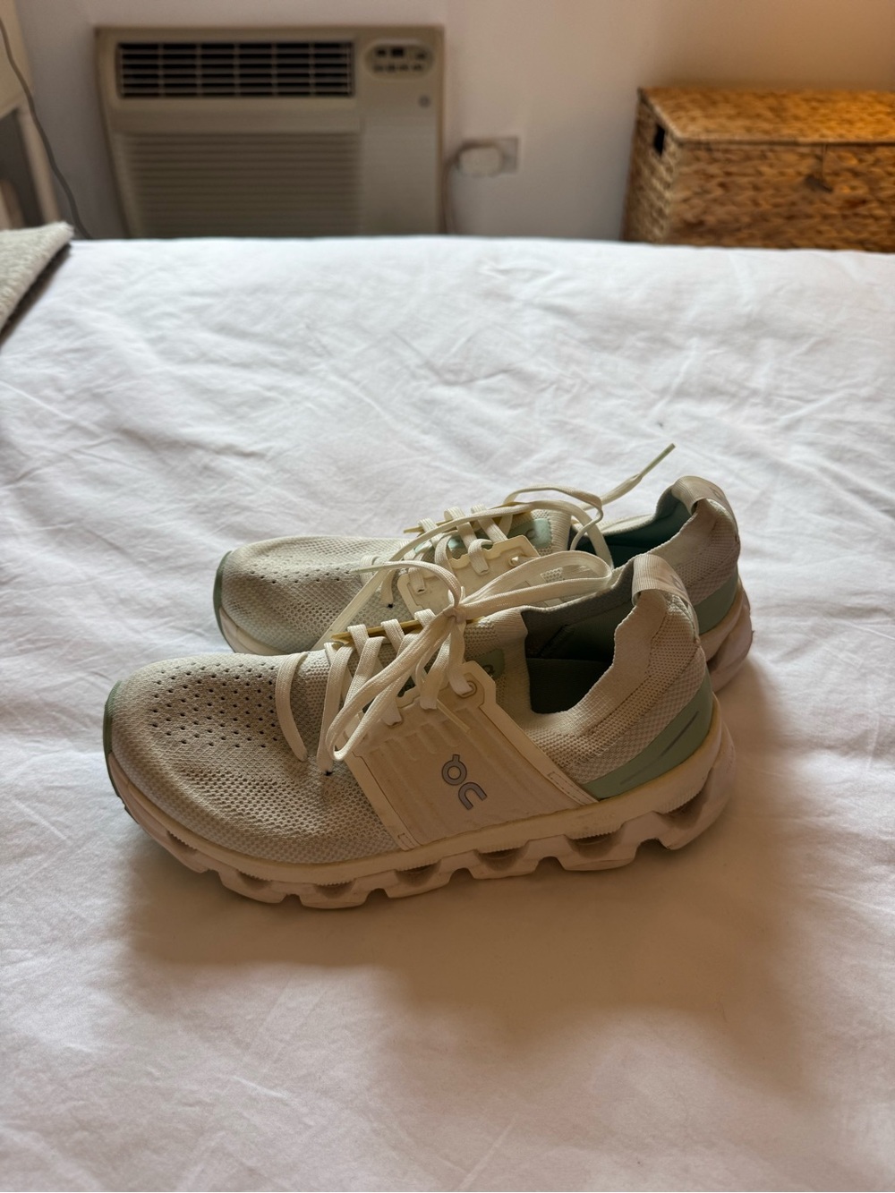 Oncloud sneakers only worn 2 times!